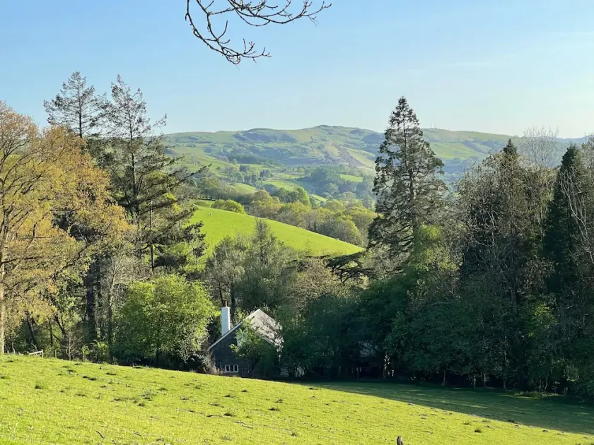 Peaceful spacious cottage close to mountain walks and beaches - Image 1