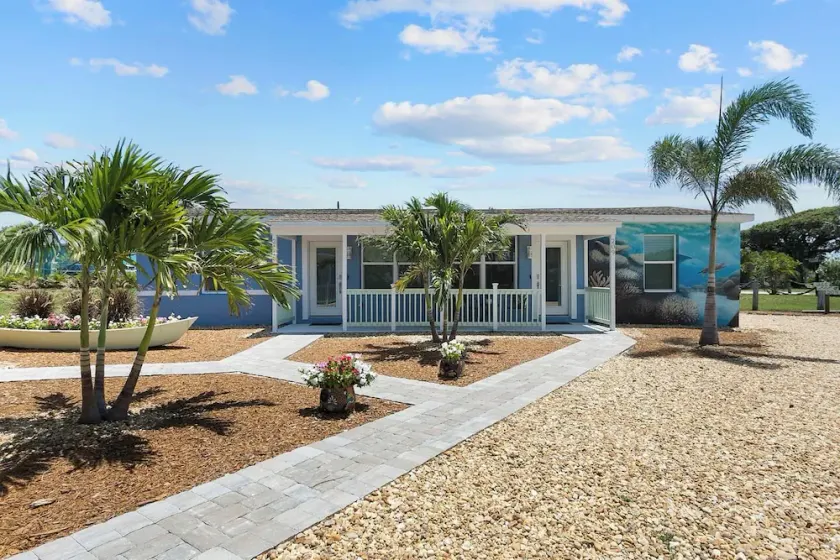 211 Turtle | King Bed | Beach Gear | 1 Block to Beach & Downtown | Dog Friendly - Image 1