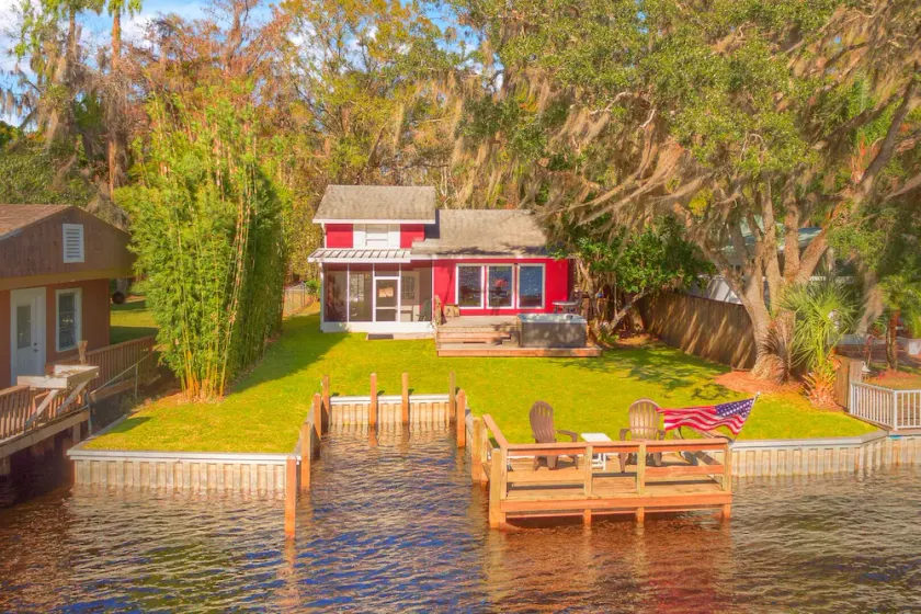 River house with 2 boat docks - Image 1