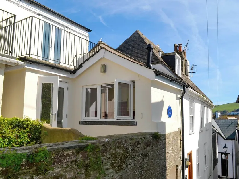 2 bedroom accommodation in 6 Horn Hill Steps - Image 1