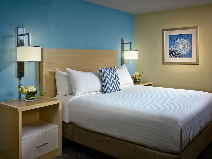 A short drive to Museum of Transportation! Two Loft Suites with Kitchens! - Image 1