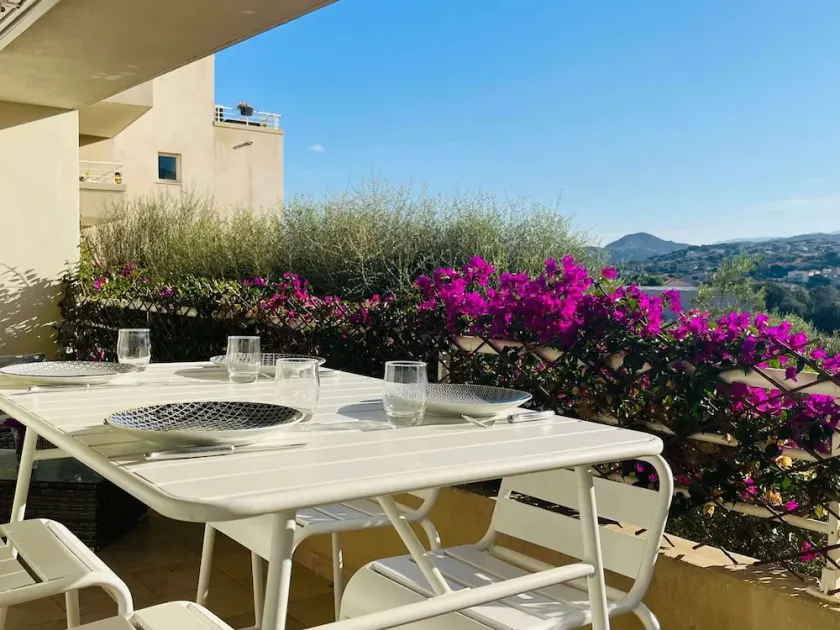 Modern apartment, A/C, near beach, WiFi, private parking, 2 bedrooms - Image 1