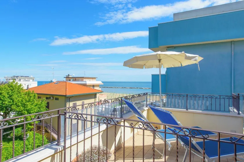 Penthouse à Viserba, avec terrasse donnant sur la mer,  panorama fantastique. - Image 1
