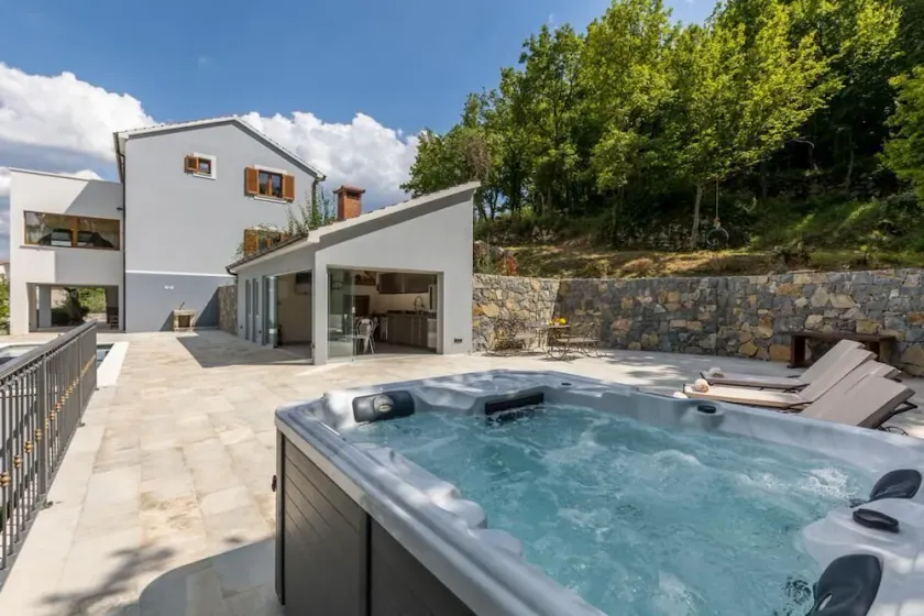 Villa u rusticnom stilu okružena šumom njegovanim vrtom za odmor, grijani bazen - Image 1
