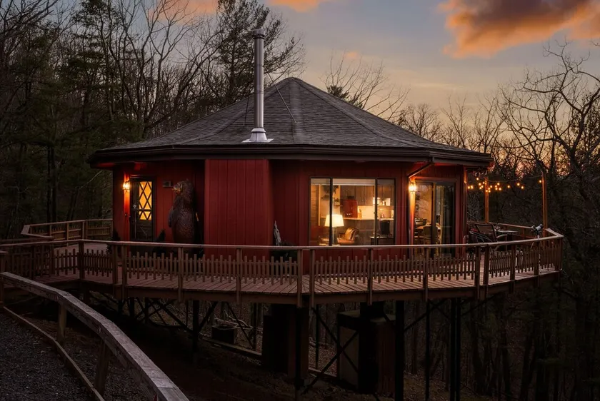 Quirky & Unique Treehouse with 360 views. Lake. Golf. Hiking. - Image 1