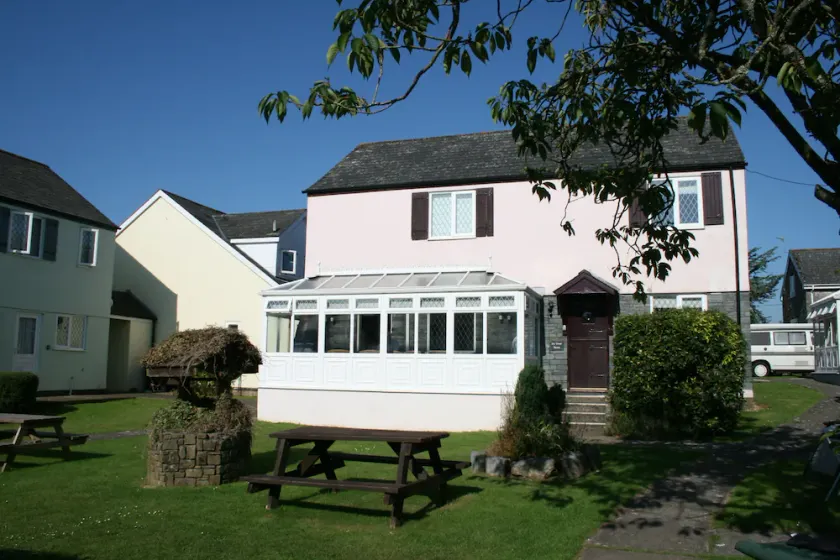 Detached house in family friendly village with shared use of indoor heated pool - Image 1