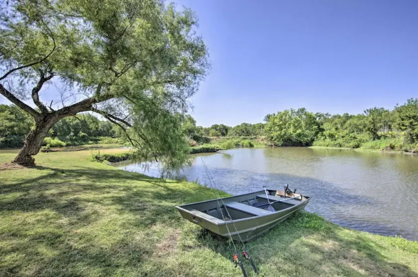 Trinity River Cabin, 20 Acres, Stocked Fishing Pond, Views of the Trinity River. - Image 1