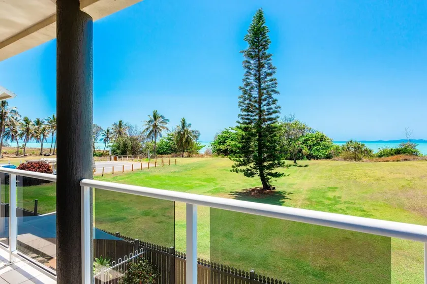 Absolute beachfront - and your own private swimming pool!? - Image 1
