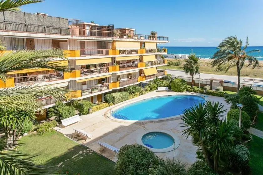 Unique Sea views & Beachfront Apartment - Image 1