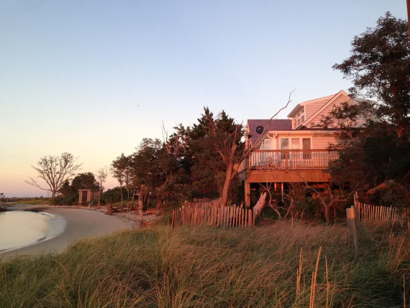 Serene Bayfront Stuga på Private Beach - Waterfront Beach House - Image 1
