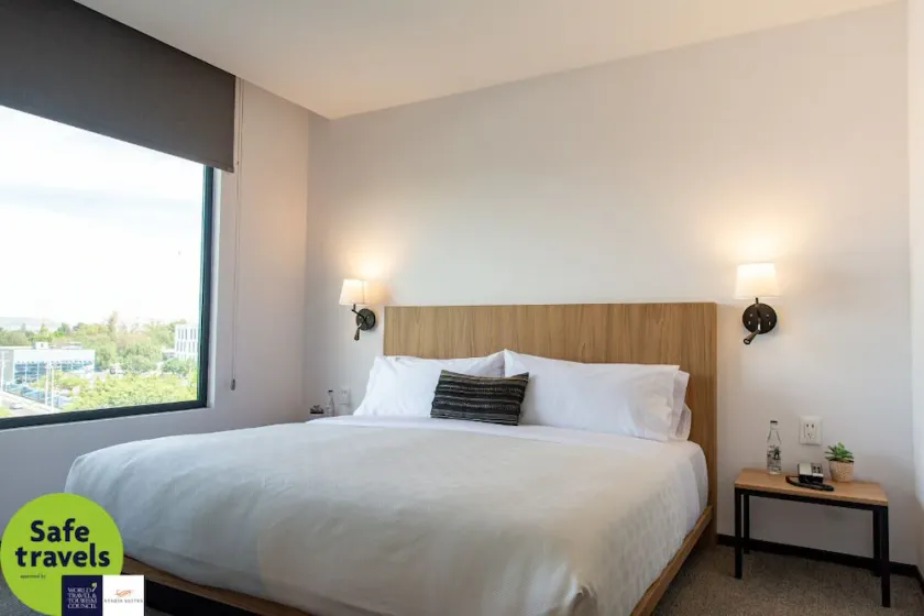Suite Cama King Size Excelente Ubicación en Qro - Image 1