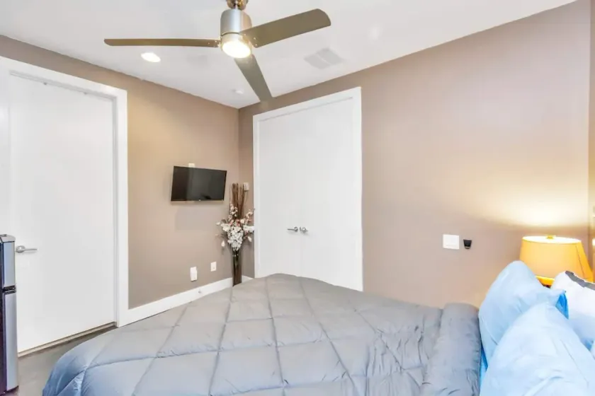 EaDo w/ Rooftop Bar | City Views | Private Jacuzzi - Image 1