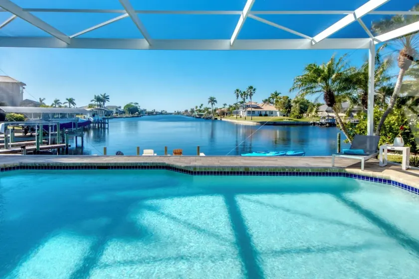 Superbes vues sur l'eau, grande terrasse de piscine, maison avec table de billard et beaucoup de confort - Image 1