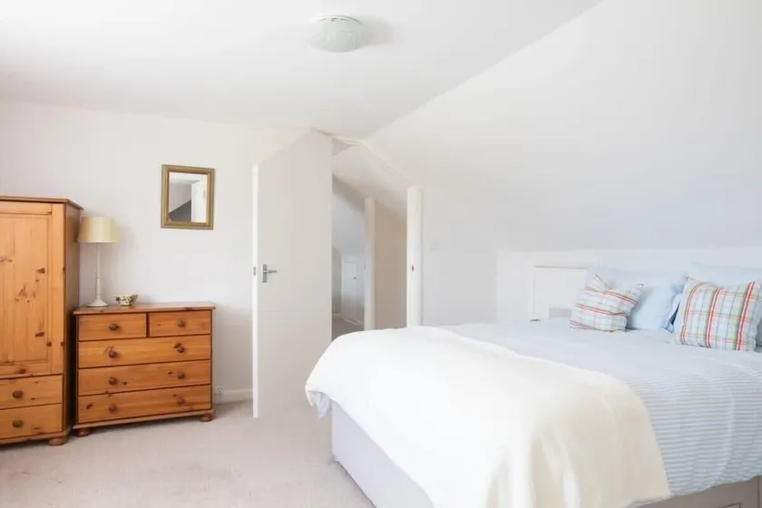 Detached Coastal Home 150m from Beach | Sleeps 8 - Image 1