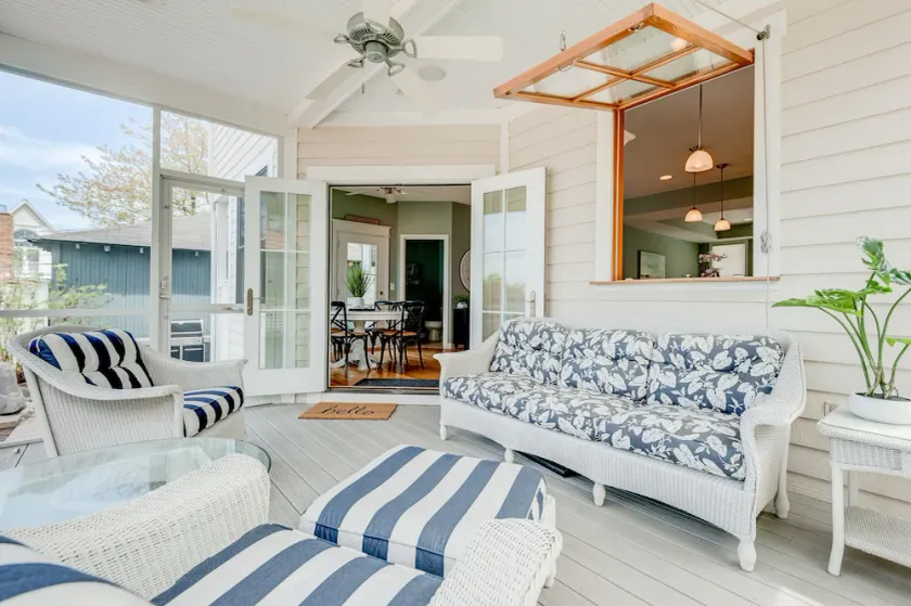 Udsigt til søen, boblebad, Fire Pit & privat gård på North Beach! - Image 1