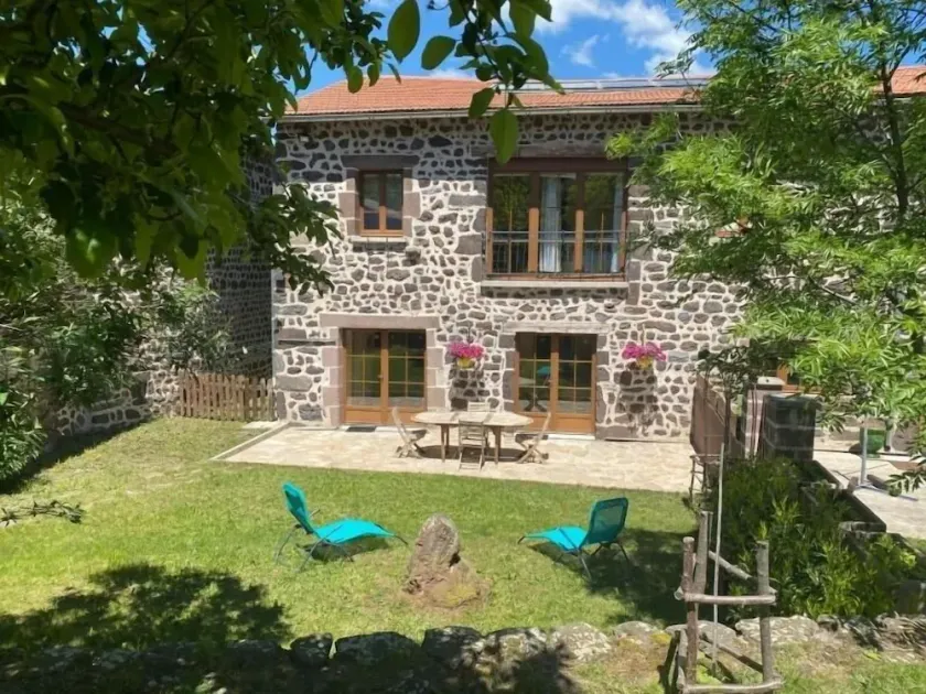Farm cottage in Saint-Christophe-sur-Dolaison with terrace and private ensuite rooms - Image 1