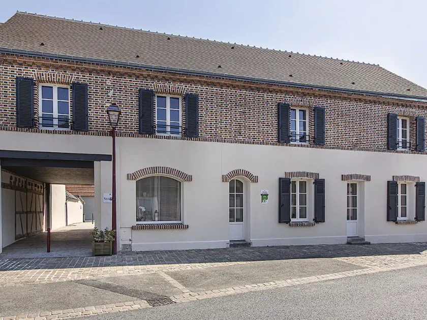 Spacious Sologne Retreat: Accessible, 5 En-Suite Bedrooms, Parking, BBQ, Pet-Friendly - Image 1