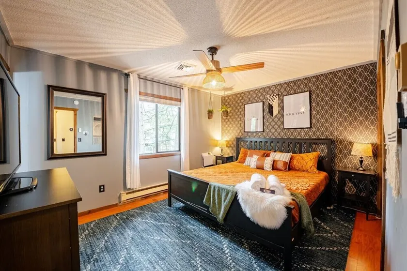 Near Lake, Indoor Pool, Firepit, BBQ, King Bed, Gym, Free Amenities, A/C - Image 1