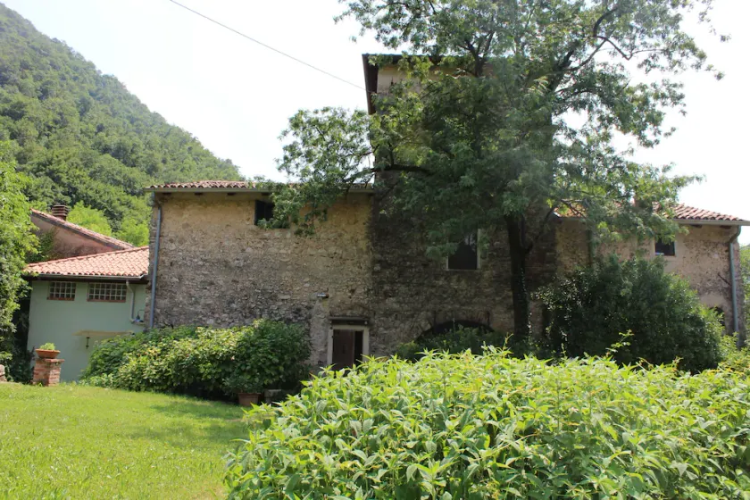 La casa de tres pisos en una corte medieval en Verona - Image 1