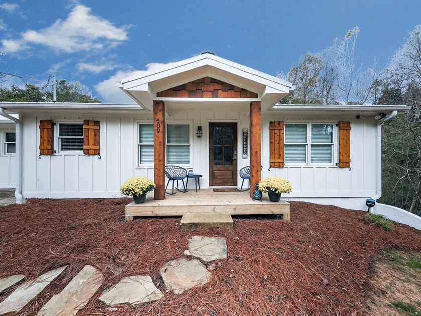 Fully Renovated Ranch Home 1/2 mi from Charming downtown Ball Ground - Image 1