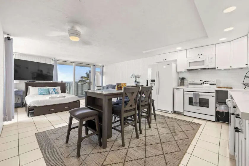 Beachfront Condo with Beach Access & Pool - Image 1