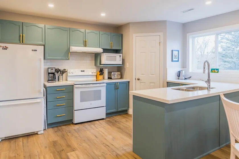Private and spacious 1 bedroom suite with hot tub - Image 1