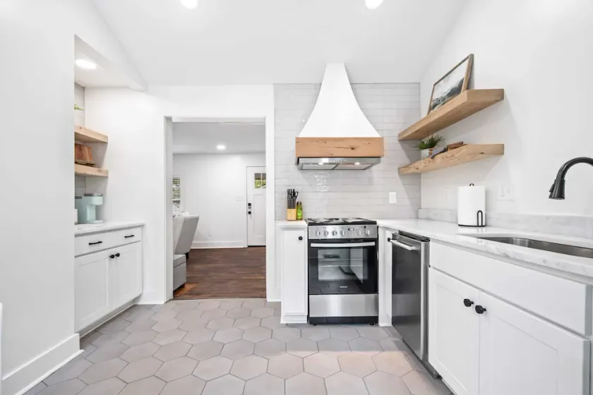 Charming Saints Street Cottage - Image 1