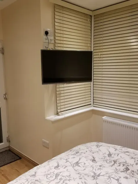 London Luxury Apartments 1min walk from Underground, with FREE PARKING FREE WIFI - Image 1