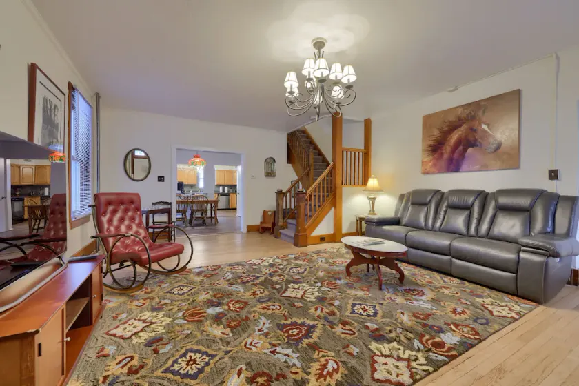 Spacious 4BR Stratton House: A Historic Downtown Stay Backing to Culp's Hill - Image 1