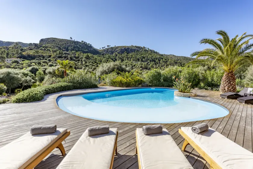 Luxurious finca with large pool in a unique location - Image 1