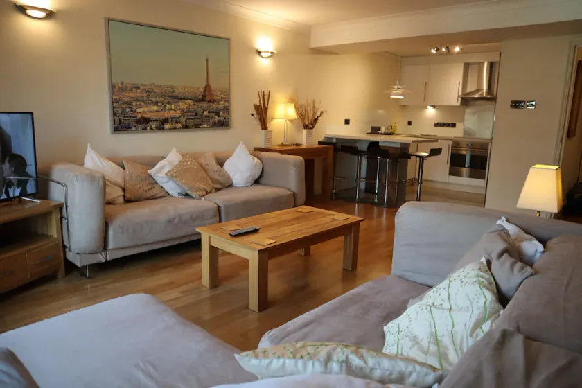 Modern Large Apartment Easy Access To City Tourist Locations - Image 1