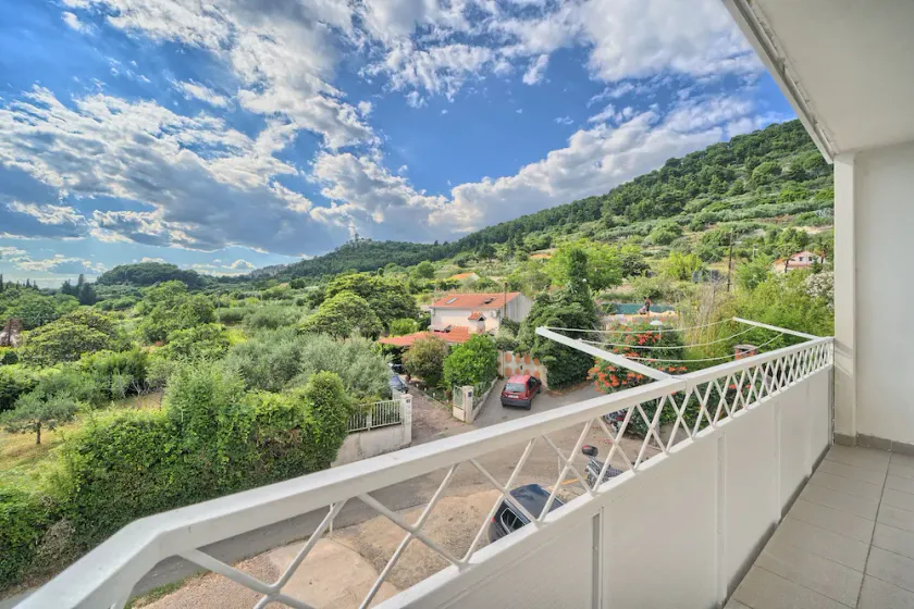 A 2 spacious apt w big balcony 4 min walk to beach - Image 1