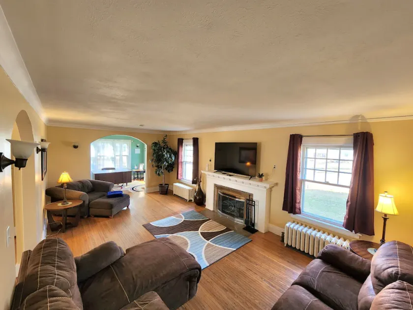 Huge deck & yard Near Indoor Sports Arena! Spacious! Smart TVs! Fast Wifi! Cozy. - Image 1
