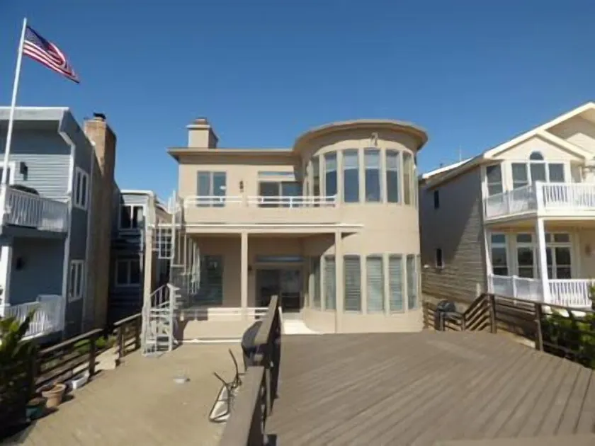 Beachfront beauty!  First floor-step out your back door to your own deck and onto beach - Image 1