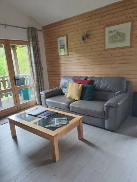 Honeysuckle Single Storey Log Cabin, sleeps up to 4 - Image 1
