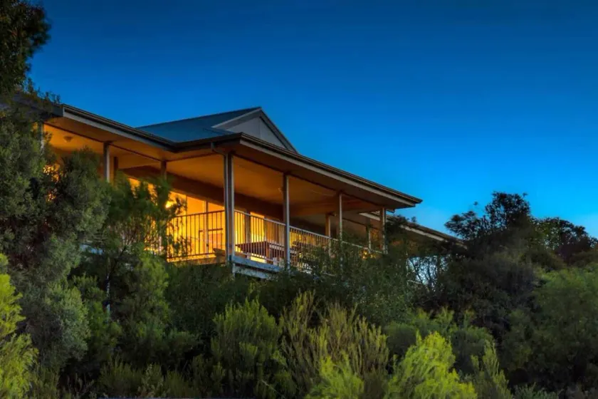 Cette maison de vacances moderne de 4 chambres à coucher offre aux familles et aux couples une bonne escapade. - Image 1