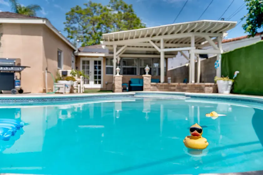 Perfect Oasis w/ Pool, jacuzzi, close to airports, beach, entertainment & more! - Image 1
