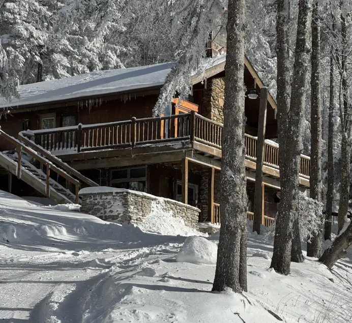Wunderschönes Ski In-Ski Out Chalet nahe der Spitze des Western Express Skilifts. - Image 1