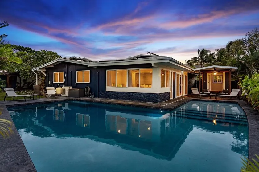 3,200 sq ft House with Pool, 6 Bedrooms, walking distance to Kailua and Lanikai - Image 1