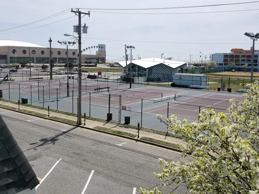  Beach Waves Escape! LOCATION! Convention Center!  Fox Park! Pet Friendly! - Image 1