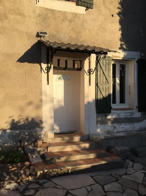 Bo i et tre etagers hjem fra det 16. århundrede i Provence-landskabet. - Image 1