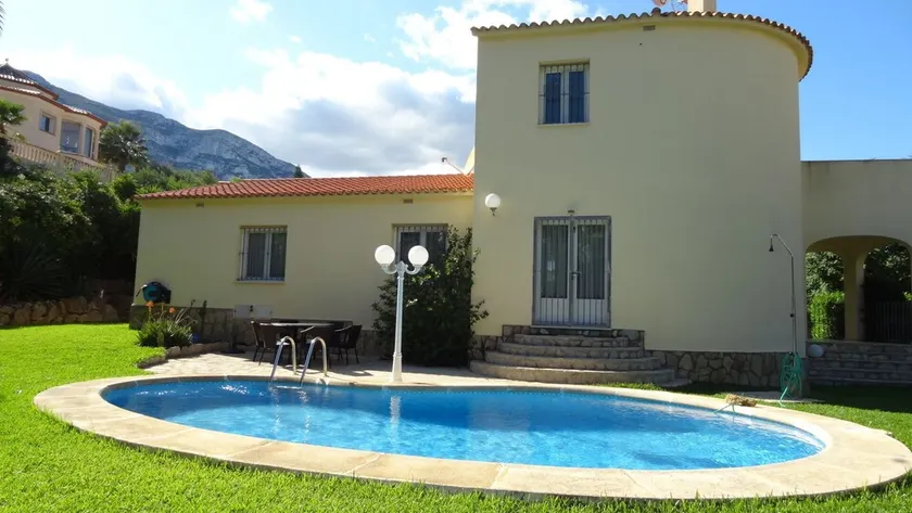 Belle villa de vacances avec piscine privée, jardin, climatisation, Wi-Fi et barbecue - Image 1