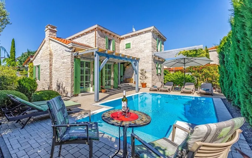 Traumhafte Villa umgeben von herrlicher grüner Vegetation und mediterranen Pflanzen - Image 1
