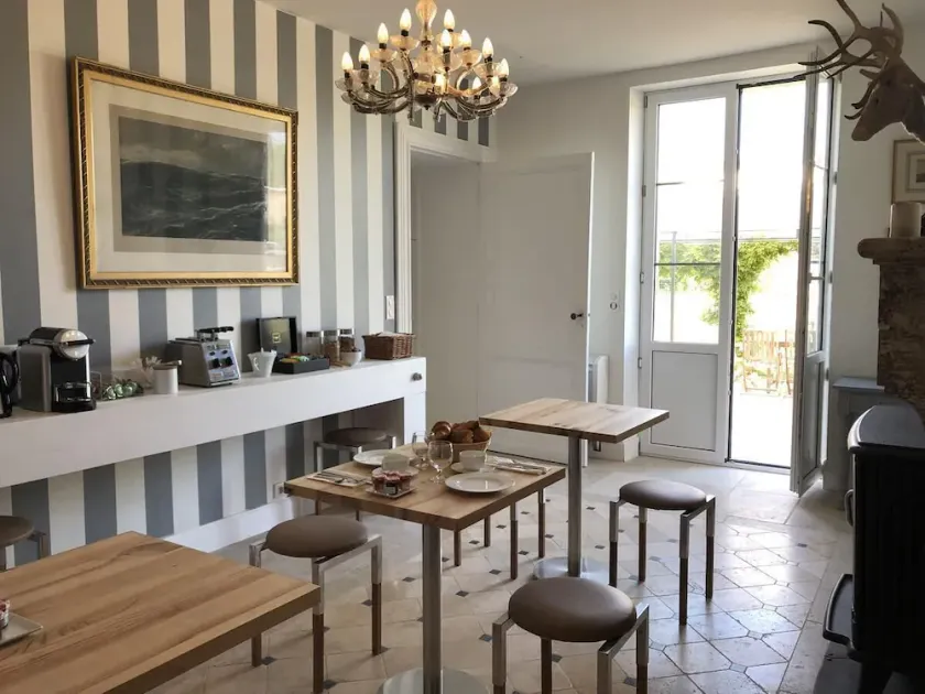Château Bernon Gite 15 Personnes - piscine et SPA - Image 1