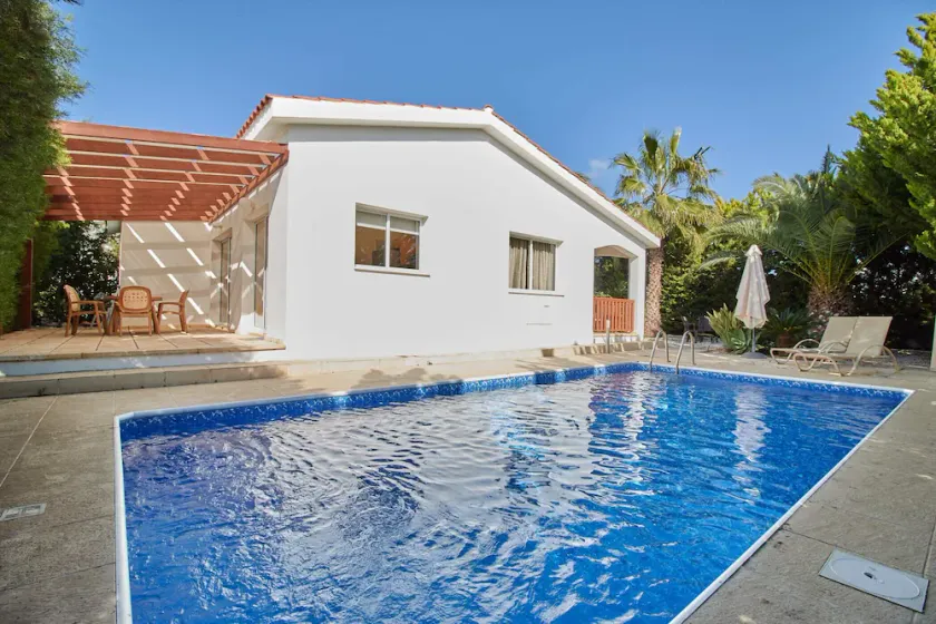 Coral Bay Prime Tourist Location - 2 Bed Villa - 300m To Coral Bay Beaches -Pool - Image 1