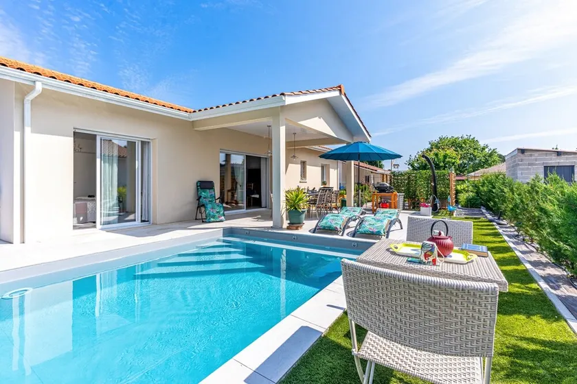 Beautiful Villa 500 m from the Lake with Pool and Air Conditioning - Image 1
