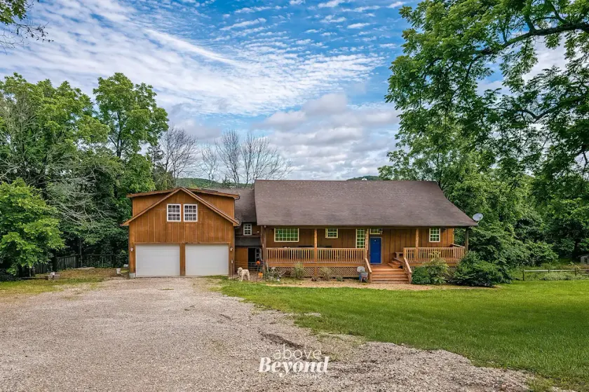 5 bed Mountain View Retreat on 8 Acres Near Town - Image 1