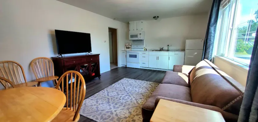 Alaskan hideaway 2 bedroom apt by lakes, airport, hiking - Image 1