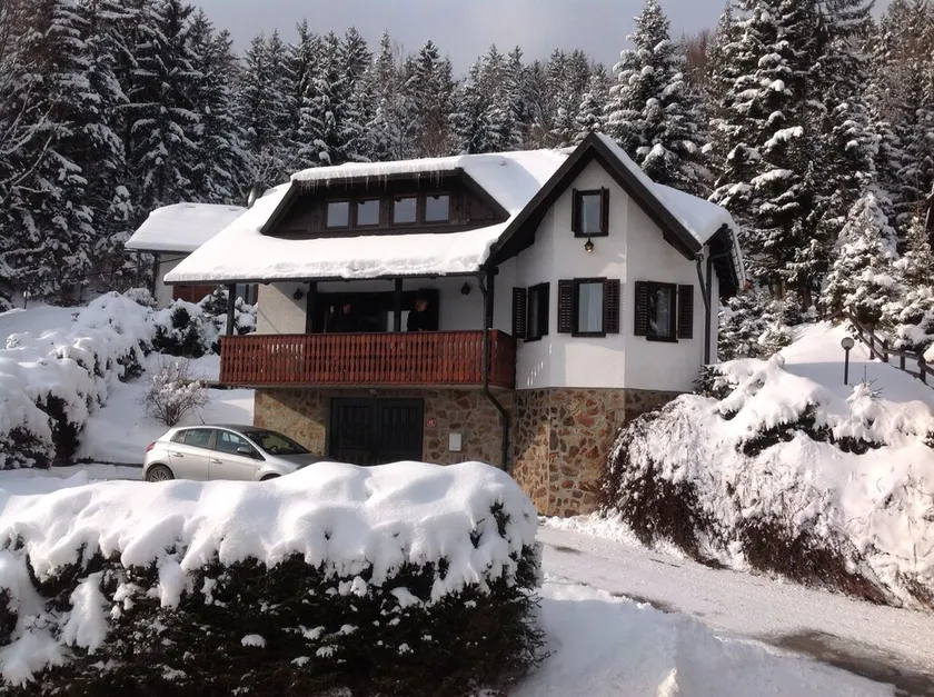 Mountain Location Close to Ski Resort - Image 1