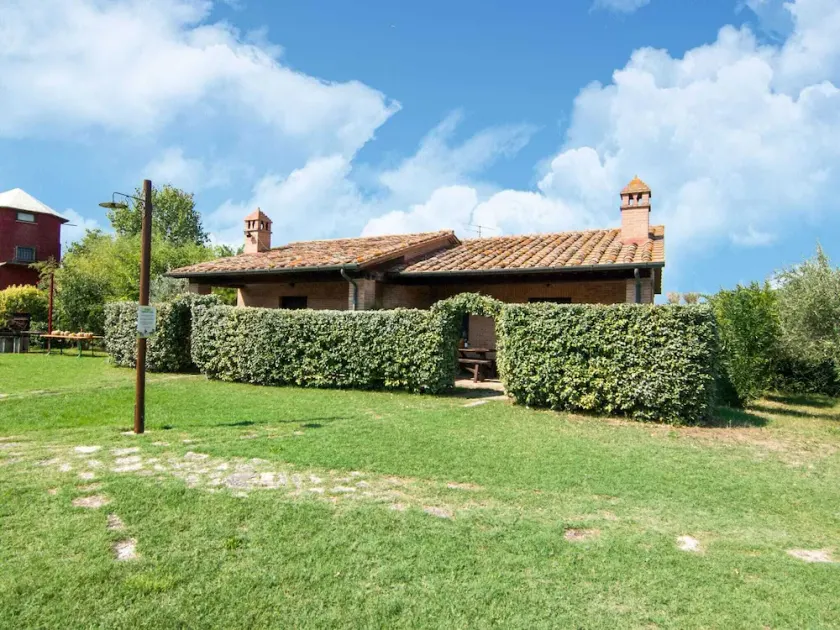 Holiday house near the lake Trasimeno, two pools and spa area - Image 1